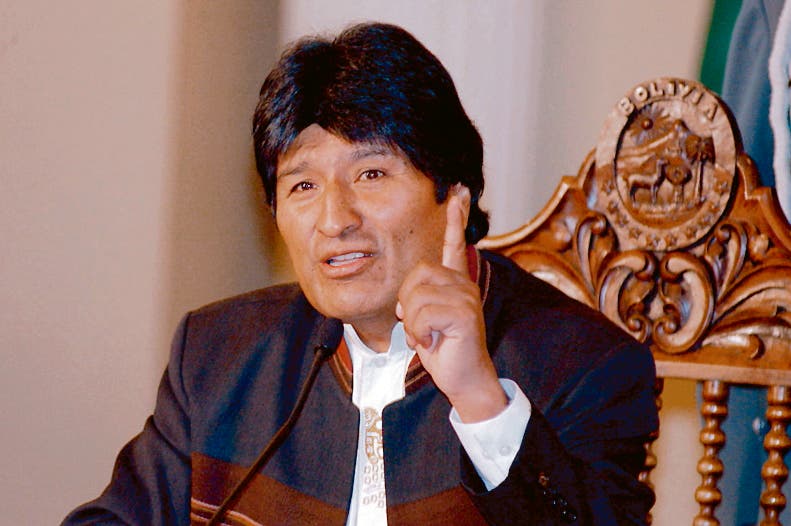 Evo Morales celebra el Primero de Mayo aumentando salario a los trabajadores