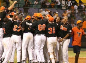 Toros derrotan a Leones Escogido