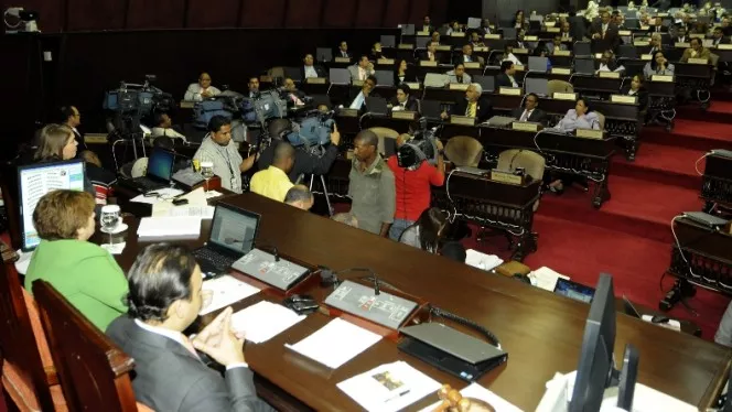 Sesión Deja Sobre La Mesa Tribunal Constituciónal.