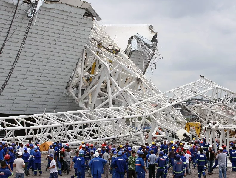 FBL-WC2014-STADIUM-ACCIDENT