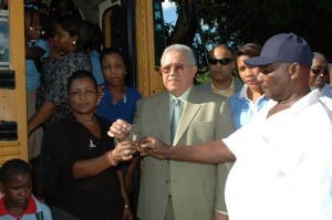 CEA entrega autobús a estudiantes comunidad Guayabal