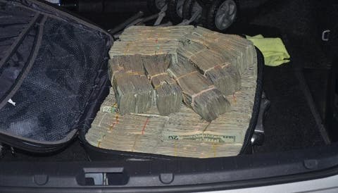 Detienen seis hombres con más de 345 mil dólares en  baúl de carro
