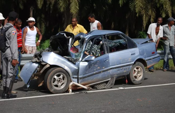 Mueren seis jóvenes tras ser impactados por carro en carretera Nagua-Sánchez