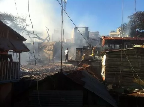  Incendio destruye más de 40 casas en Santiago