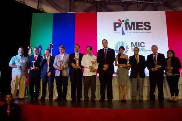 Foto grupal ganadores jpg