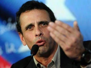 Capriles recurre a vídeo de Chávez para exigir un referendo contra Maduro