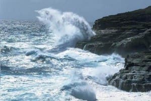 COE emite alerta verde en costa Caribeña por viento y olas anormales