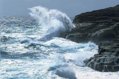 El COE mantiene alerta verde en la costa Átlantica por oleajes peligrosos