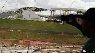 Brasil: al menos dos muertos tras derrumbe en estadio del Mundial