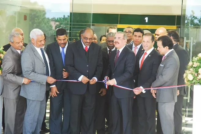 Presidente inaugura nuevo edificio de la Coopnama en Santo Domingo Este