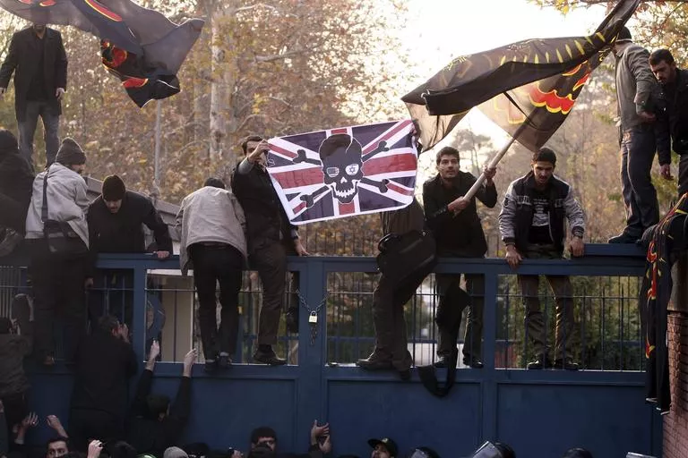 INCURSIÓN EN LA EMBAJADA BRITÁNICA DE TEHERÁN