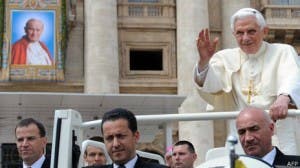 Vaticano: Benedicto XVI está estable, pero sigue delicado