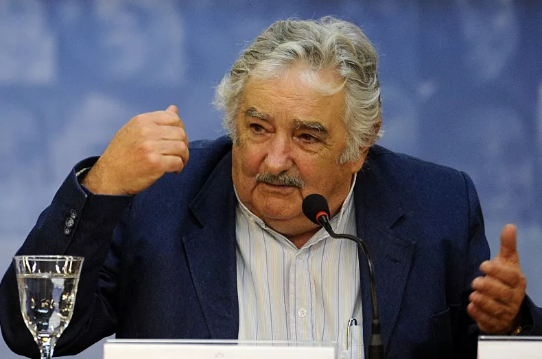  Mujica planea adoptar decenas de niños cuando finalice su mandato