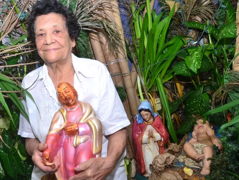 Cambio en la Tradicion Navideña. En Foto: Doña Pura. foto : Elieser Tapia.