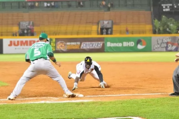 Águilas Cibaeñas derrotan a las Estrellas Orientales 7-2