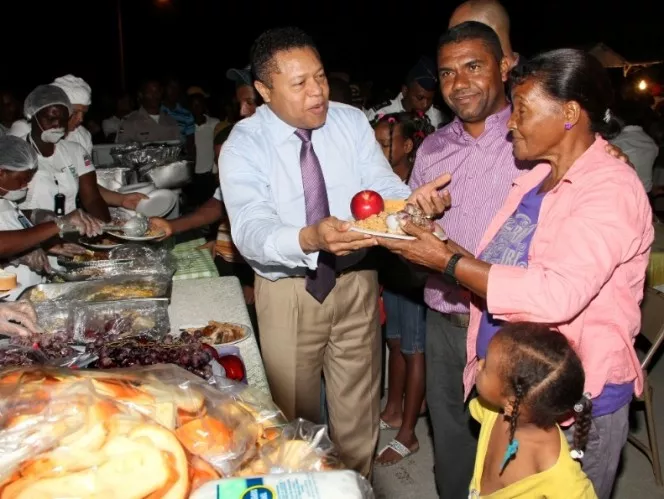 Comedores beneficia población con cena