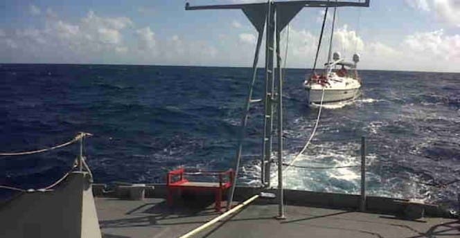 Armada rescata tripulantes lancha