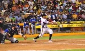 Águilas remontan y superan al Licey