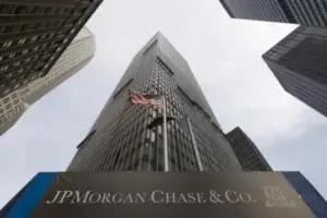 Bajan utilidades de JPMorgan en primer trimestre