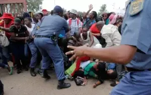 Mandela: Centenares de sudafricanos derriban barreras policiales para darle el último adiós