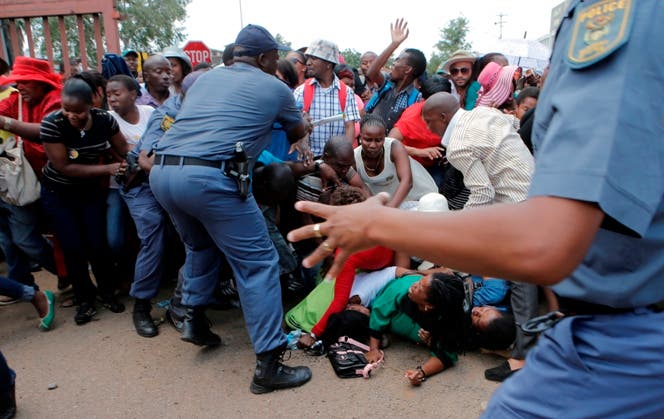 Mandela: Centenares de sudafricanos derriban barreras policiales para darle el último adiós