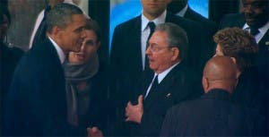 Obama y Raúl Castro se estrechan la mano en el funeral de Mandela