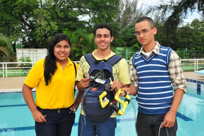 Estudiantes de ITLA ganan competencia de robótica