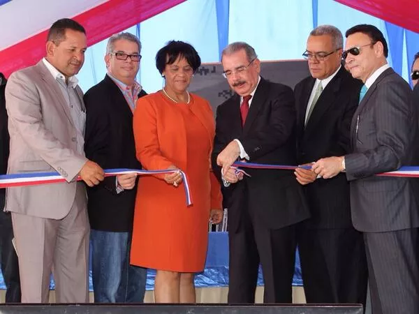 Danilo Medina inaugura carreteras en Montecristi