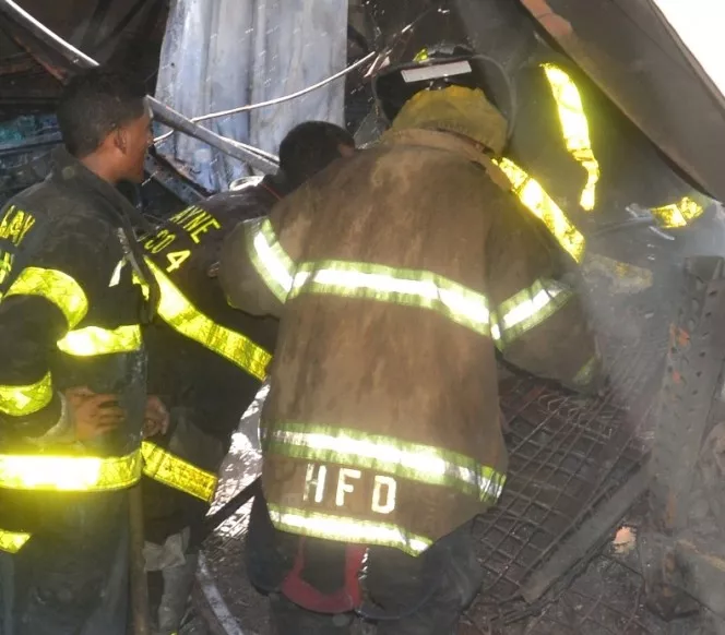 Fuego afecta un negocio y una vivienda en Ensanche Kennedy