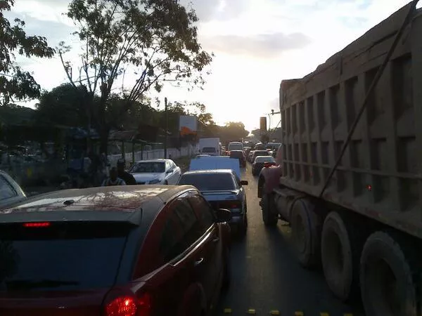 Cierre del puente Haina crea caos en el transporte 