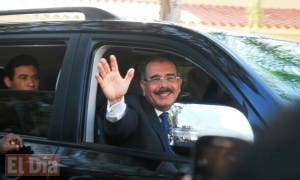 Presidente Medina llega tarde al Palacio por quedarse ensayando discurso de mañana