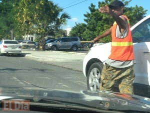 ‘Parqueadores’ se erigen como dueños absolutos de calles en RD