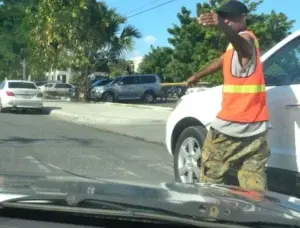 ‘Parqueadores’ se erigen como dueños absolutos de calles en RD