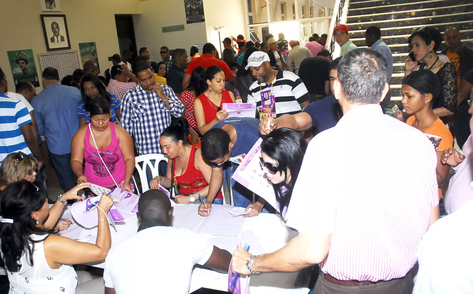 Cientos de personas votando en el Archivo General de la Nación. Foto: José de León.