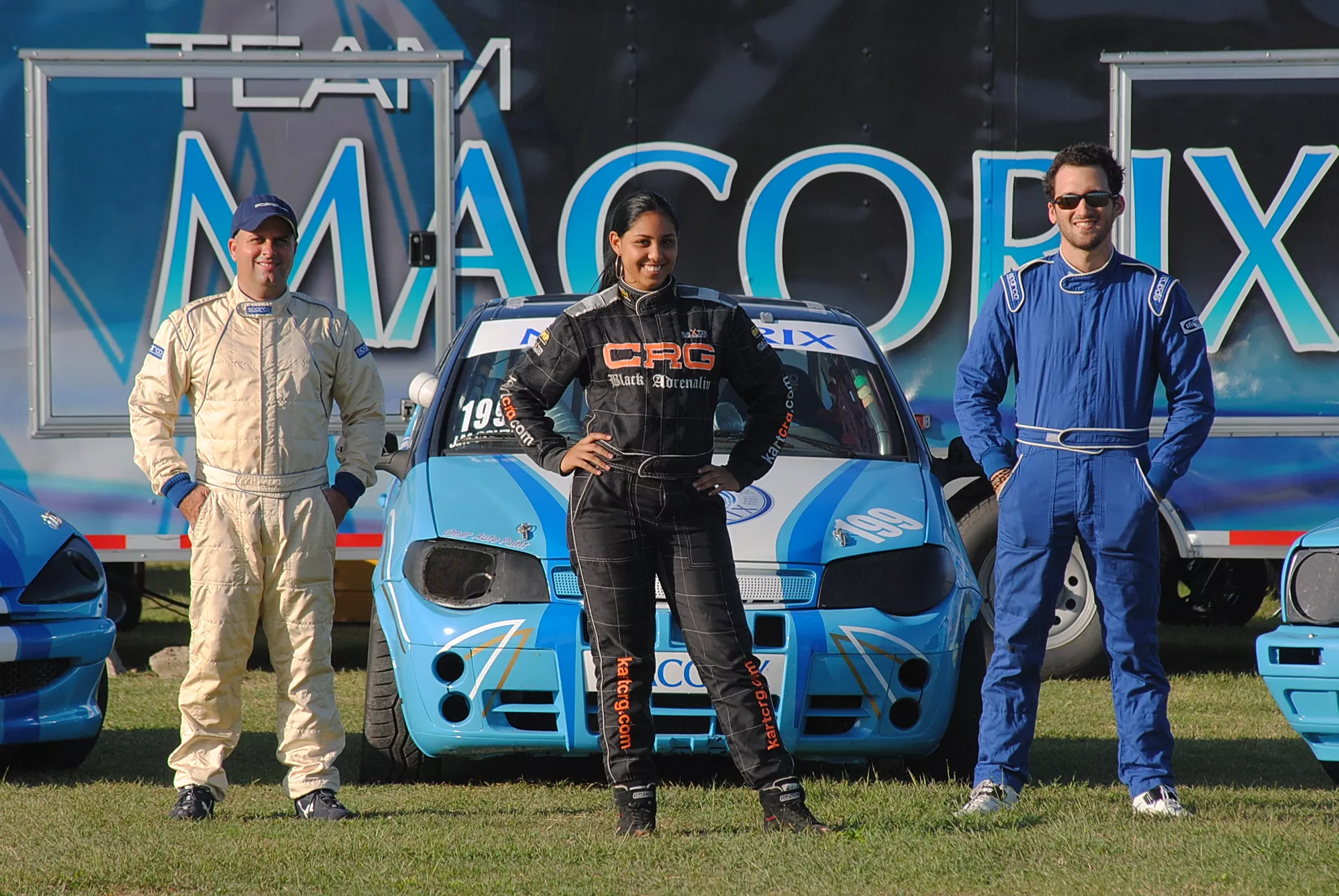 Desde la izquierda, Félix Medrano, la campeona de kartismo Lisa Crespo y Juan Manuel González.