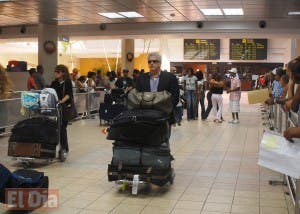 Cientos de pasajeros varados en el AILA tras cancelación de vuelos hacía New York, Newark y Boston por tormenta invernal