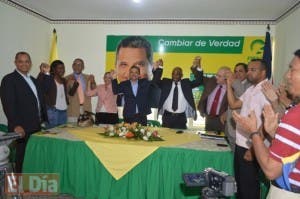 Frente Amplio presenta a Fidel Santana como candidato presidencial