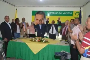 Frente Amplio presenta a Fidel Santana como candidato presidencial