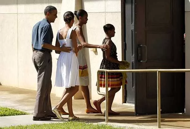 Obama y sus hijas terminan vacaciones en Hawai