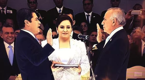 El presidente Juan Orlando Hernández al ser juramentado por el presidente del Congreso, Mauricio Oliva.