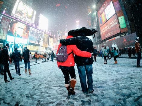 Prohíben tráfico de vehículos en Nueva York por tormenta de nieve