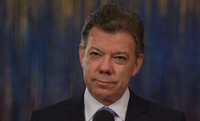 Juan Manuel Santos firma decreto para convocar a plebiscito por la paz