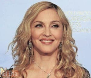 Madonna visita padre biológico de su hijo adoptivo en Malaui