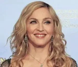 Madonna visita padre biológico de su hijo adoptivo en Malaui