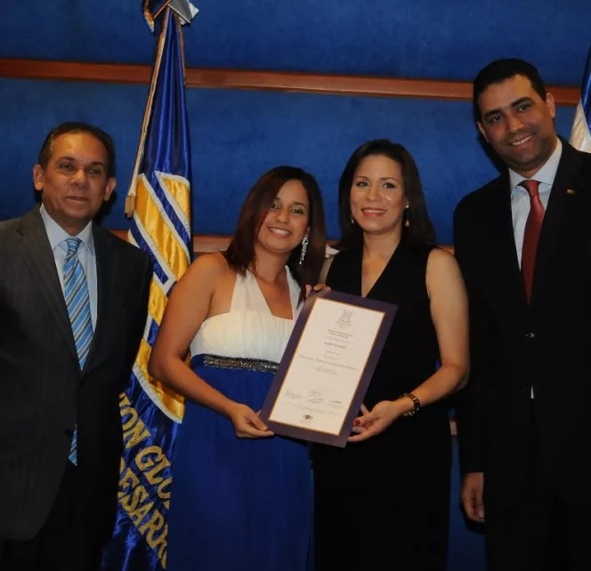 Periodista Leisy Torres de El Día recibe premio Funglode 