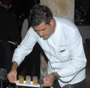 Dominique preparando platos.