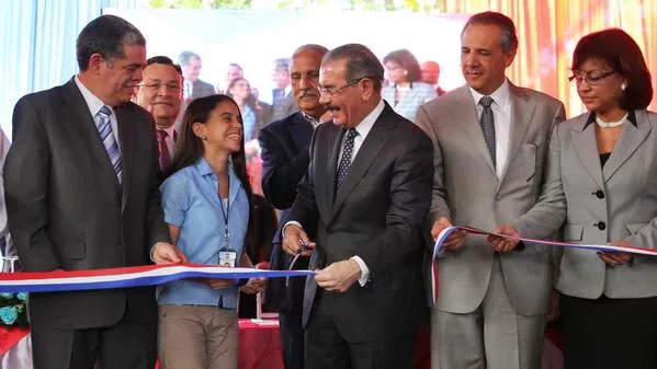 El Presidente Danilo Medina hace el corte de cinta. Entrega formalmente el centro educativo Eugenio María de Hostos.