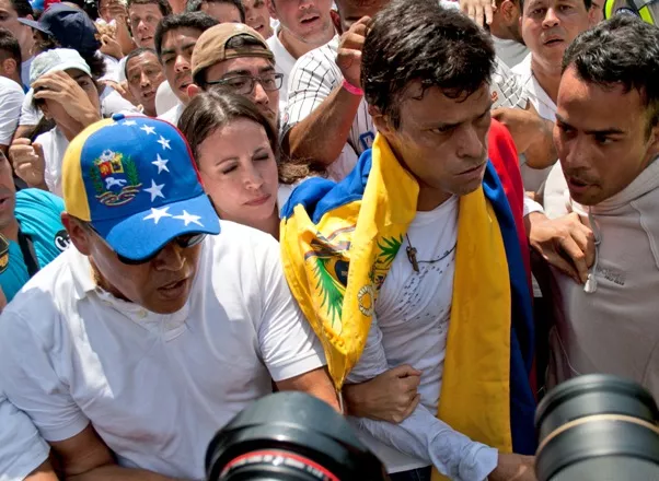 Chavistas y opositores marchan pacíficamente en Caracas