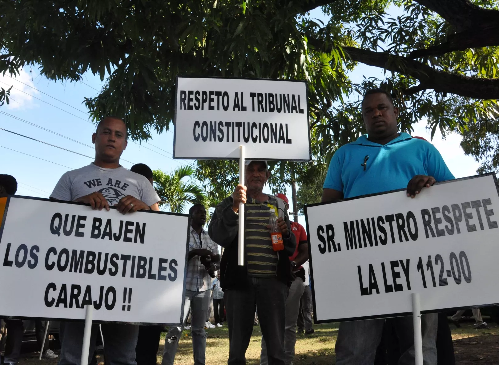 Miembros de Anadegas marchan contra alza en precios de los combustibles