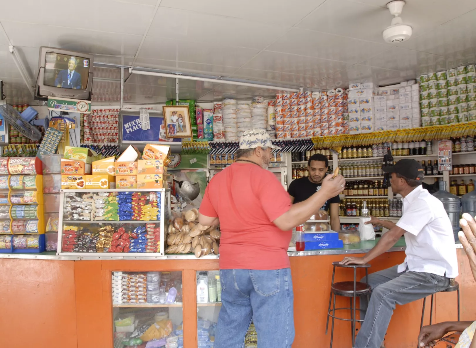 Colmado 30 de Marzo.Hoy/ Rafael SeguraImagen Digital/ 27/02/2011